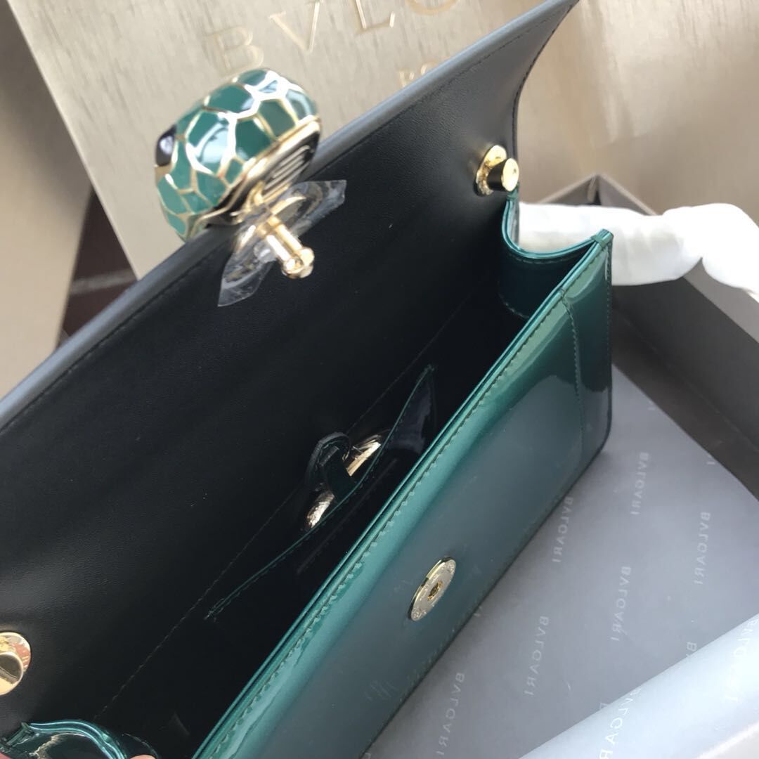 BVLGARI Serpenti Forever metallic-leather shoulder bag 4953 green BVLGARI Serpenti Forever metallic-leather shoulder bag 4953 green