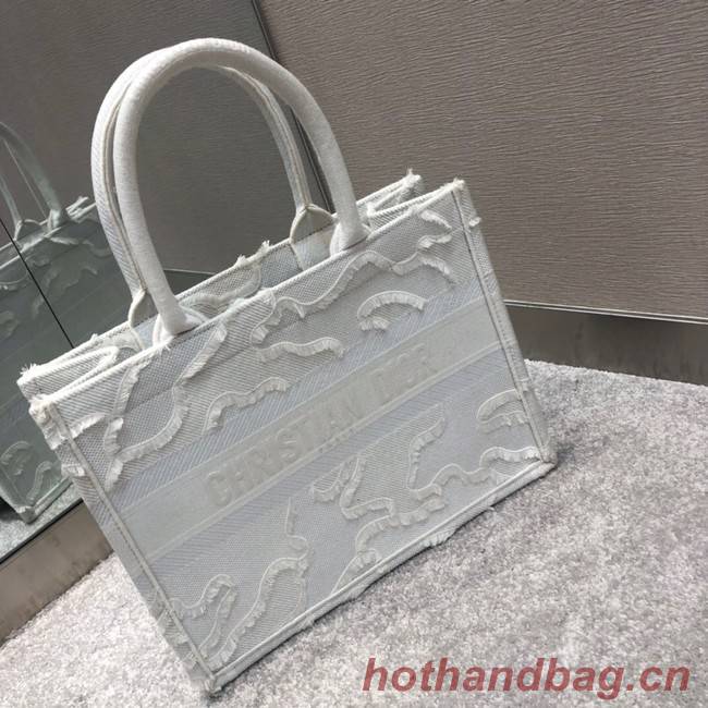 SMALL DIOR BOOK TOTE Embroidered M1296-5