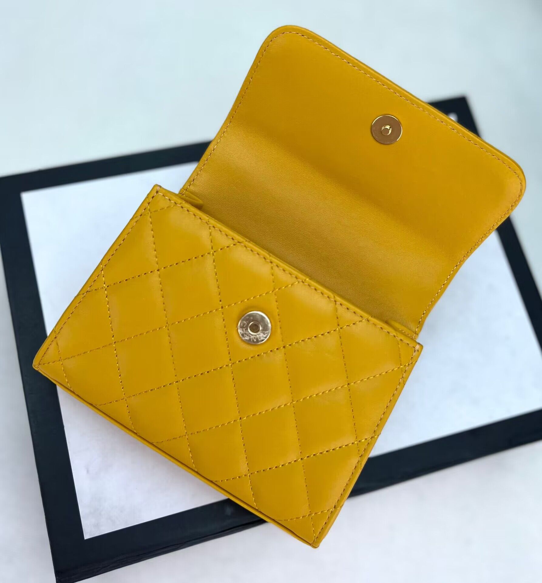 CHANEL 22B Kelly Pearl Top Handle Bag AP3513 Yellow CHANEL 22B Kelly Pearl Top Handle Bag AP3513 Yellow