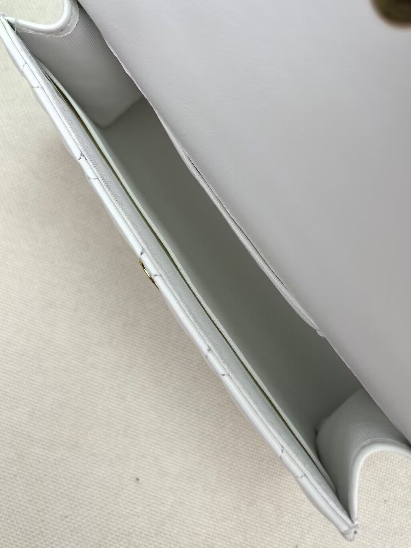 CHANEL 22B Kelly Pearl Top Handle Bag AP3562 White CHANEL 22B Kelly Pearl Top Handle Bag AP3562 White