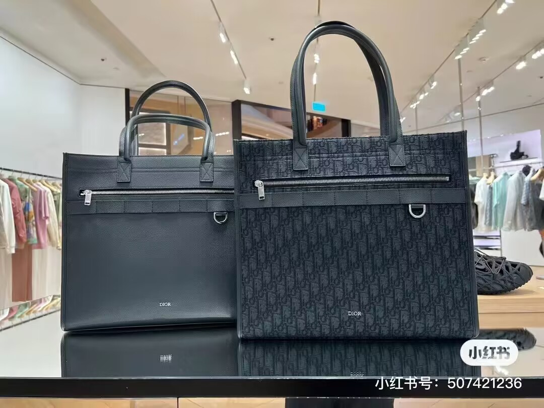 Dior Essentials SAFARI TOTE BAG Black Dior Oblique Jacquard and Grained Calfskin 1bSSH22 Dior Essentials SAFARI TOTE BAG Black Dior Oblique Jacquard and Grained Calfskin 1bSSH22