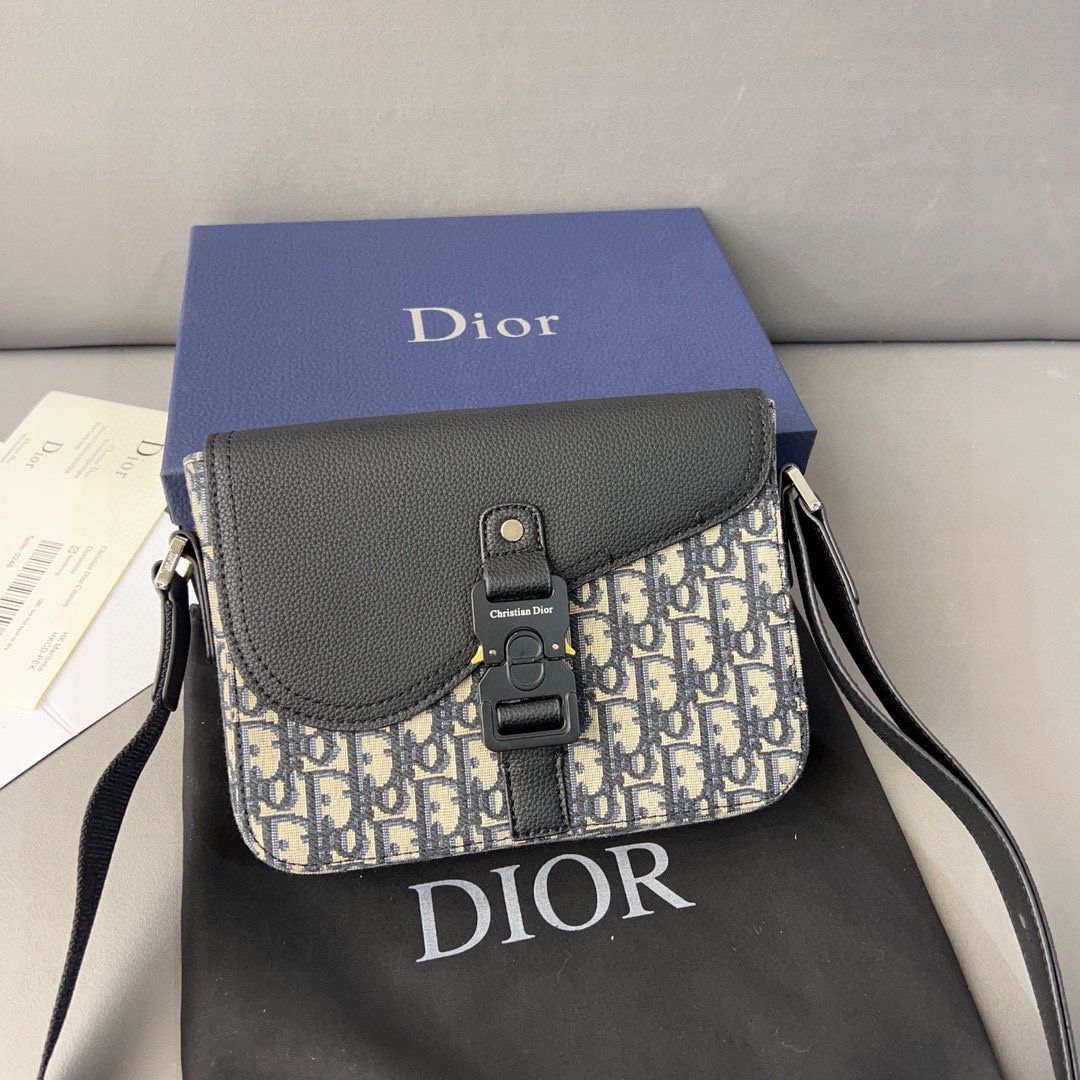 Dior Oblique Saddle Messenger Bag With Shoulder Strap D3090 Dior Oblique Saddle Messenger Bag With Shoulder Strap D3090