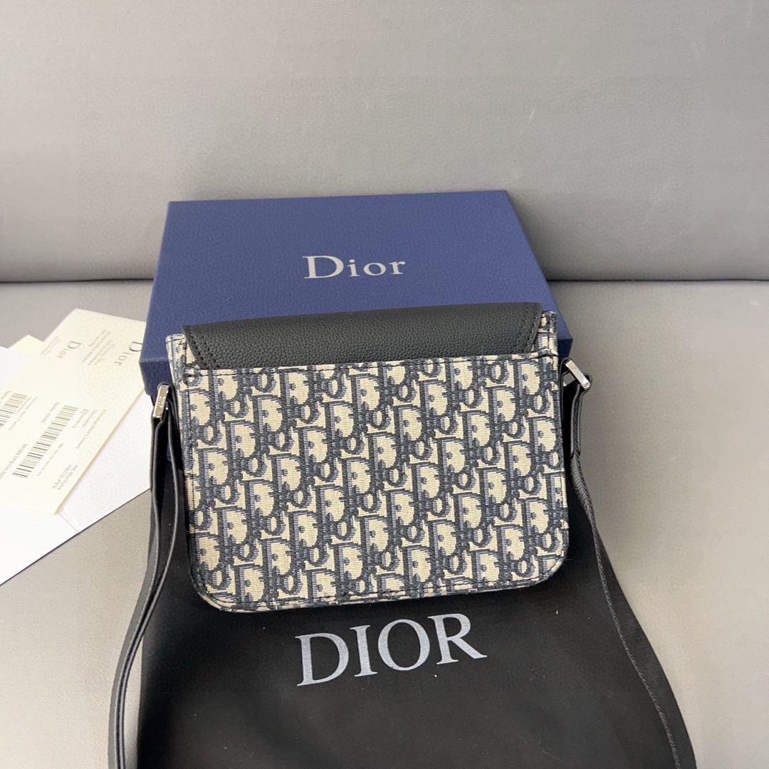 Dior Oblique Saddle Messenger Bag With Shoulder Strap D3090 Dior Oblique Saddle Messenger Bag With Shoulder Strap D3090