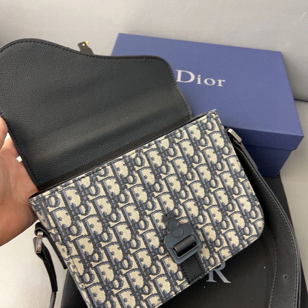 Dior Oblique Saddle Messenger Bag With Shoulder Strap D3090 Dior Oblique Saddle Messenger Bag With Shoulder Strap D3090