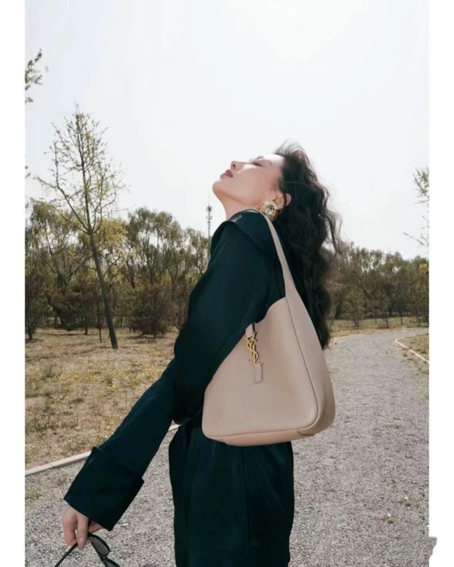 SAINT LAURENT LE 5 A 7 SUPPLE LARGE IN GRAINED LEATHER 753837 LIGHT GRAY