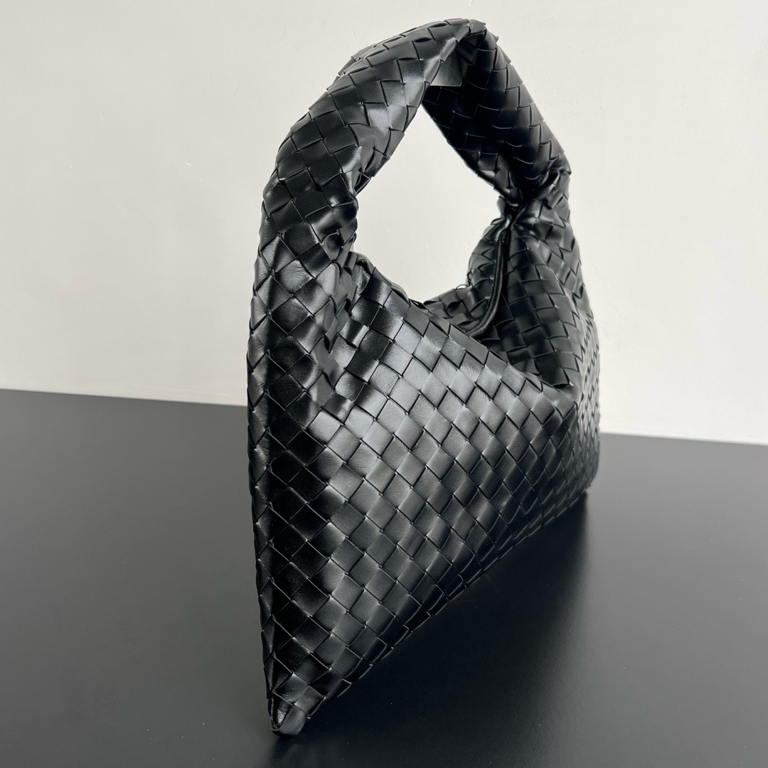 Bottega Veneta Hop Shoulder bag with Intrecciato craftsmanship in calf leather 796262 Black