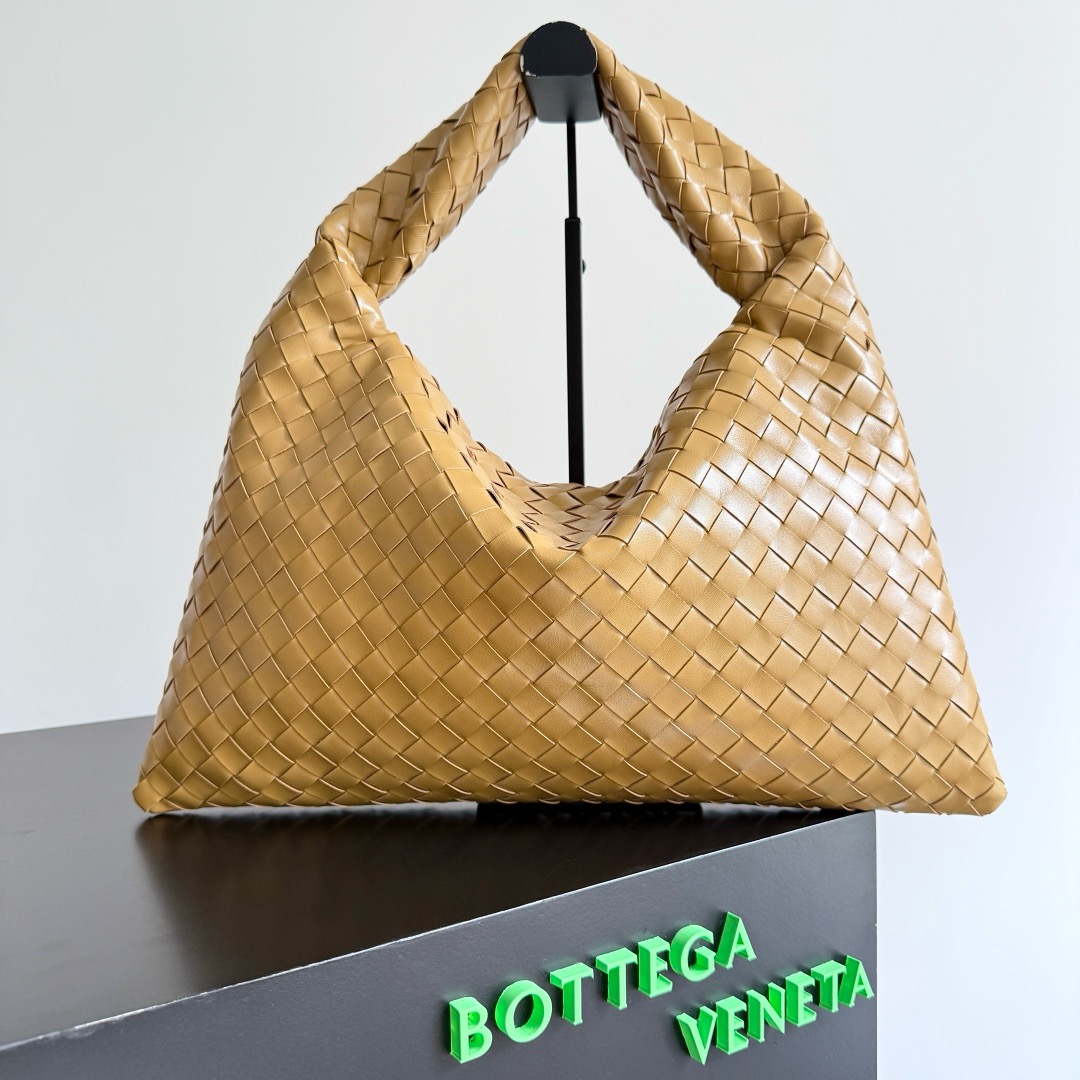 Bottega Veneta Hop Shoulder bag with Intrecciato craftsmanship in calf leather 796262 Dark praline