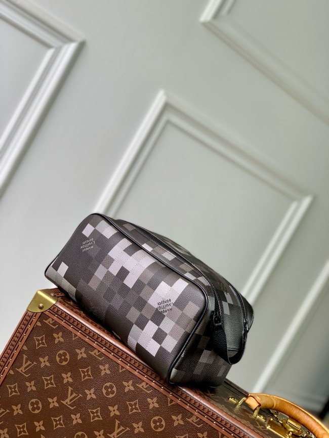 Louis Vuitton Dopp Kit M15109 black