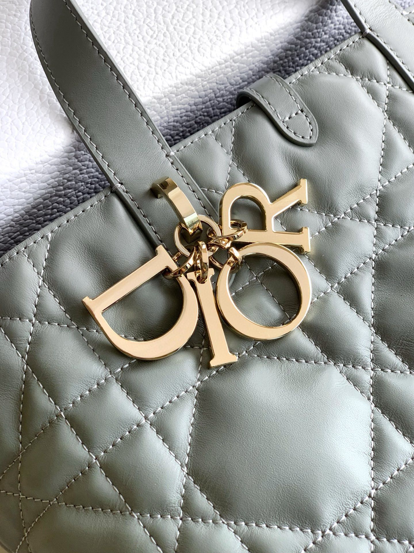 Medium Dior Toujours Vertical Tote Bag Macrocannage Calfskin M2836OSNW Gray Medium Dior Toujours Vertical Tote Bag Macrocannage Calfskin M2836OSNW Gray