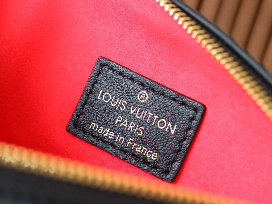 Louis Vuitton Original Leather SKI Coussin BB M20547 Black Gold-Tone Louis Vuitton Original Leather SKI Coussin BB M20547 Black Gold-Tone