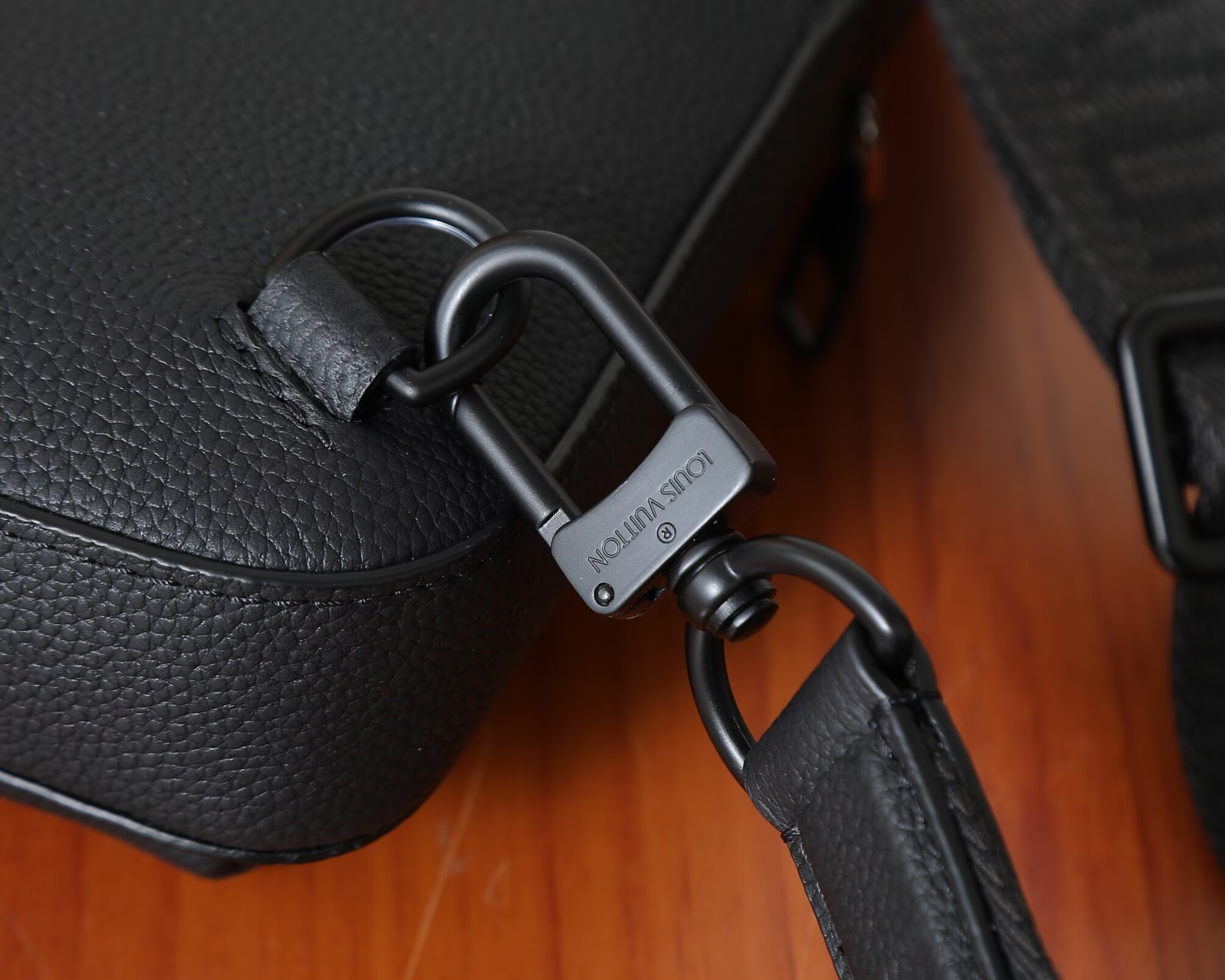 Louis Vuitton Avenue Slingbag PM M15269 Black